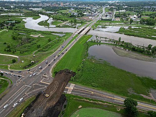 03062026
Work continues to close the dike along 18th Street North at Grand Valley Road in Brandon on Friday as the Assiniboine River continues to rise. 
(Tim Smith/The Brandon Sun)