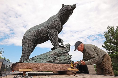 Sculptor Peter Sawatzky helps install his bronze piece "Curious Black Bear" at the Riverbank Discovery Centre last year. Sawatzky was one of the local experts who spoke at sessions of the Third Age Learning Co-operative (TALC). (Tim Smith/The Brandon Sun files)