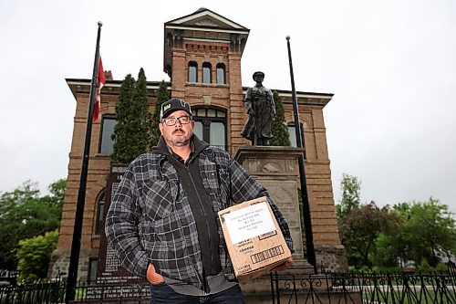 Trevor Bennett, a resident of the RM of Rosedale, holds a box of letters from area residents in opposition to a proposed windmill project last week. Bennett was on his way to to drop the letters off to MLA for Agassiz Jodie Byram. (Tim Smith/The Brandon Sun)