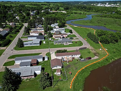 06072026
Tiger dams protect homes in a Minnedosa neighbourhood on Monday from the Little Saskatchewan River, which is expected to rise significantly in the coming days.
(Tim Smith/The Brandon Sun)