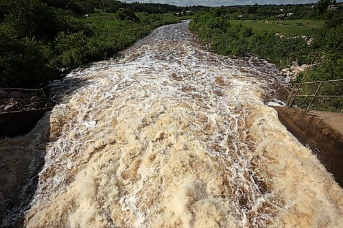 06072026
Water pours into the Little Saskatchewan River at an increased volume due to all the recent rain at the Minnedosa Lake spillway. 
(Tim Smith/The Brandon Sun)
