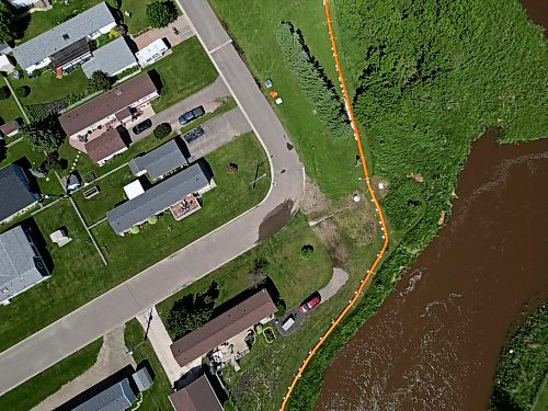 06072026
Tiger dams protect homes in a Minnedosa neighbourhood on Monday from the Little Saskatchewan River, which is expected to rise significantly in the coming days.
(Tim Smith/The Brandon Sun)