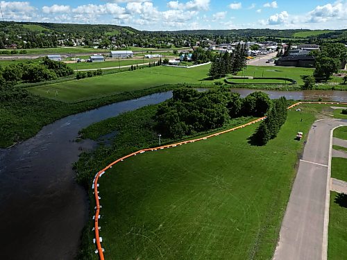 06072026
Tiger dams protect homes in a Minnedosa neighbourhood on Monday from the Little Saskatchewan River, which is expected to rise significantly in the coming days.
(Tim Smith/The Brandon Sun)
