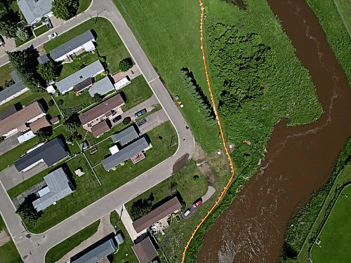 06072026
Tiger dams protect homes in a Minnedosa neighbourhood on Monday from the Little Saskatchewan River, which is expected to rise significantly in the coming days.
(Tim Smith/The Brandon Sun)