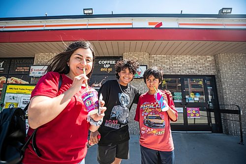 MIKAELA MACKENZIE / FREE PRESS
	
Diana Stienke (left) and her sons, Miguel and Andres Garcia, at 7-Eleven on Monday, July 6, 2026.

For Tiago story.
Free Press 2026