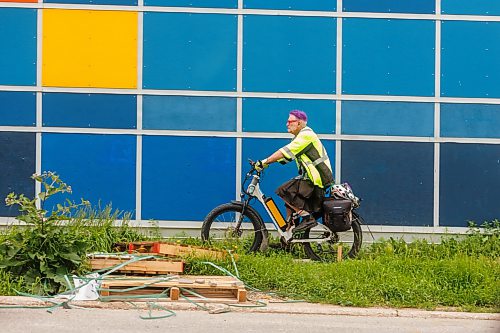 MIKE DEAL / FREE PRESS
An E-bike rider makes their way along Sherbrook Street Tuesday afternoon.
On the rise of e-bikes and scooters in Winnipeg and how the city/province plans to regulate them.
Reporter: Zoe Pierce
260707 - Tuesday, July 07, 2026.