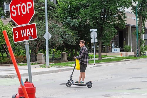 MIKE DEAL / FREE PRESS
An E-scooter rider makes their way through the Garry Street intersection with Assiniboine Avenue Tuesday afternoon.
On the rise of e-bikes and scooters in Winnipeg and how the city/province plans to regulate them.
Reporter: Zoe Pierce
260707 - Tuesday, July 07, 2026.