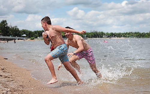 Ruth Bonneville / Free Press

Weather Standup Winnipeg Beach 

Brothers Brady Wladyka, 14 (rear), and Cody Wladyka, 12,  play tackle football at Winnipeg Beach while their family watches nearby, Tuesday. The Wladyka family, from Calgary, is spending part of its summer vacation at the family cottage.

July 7th,  2026