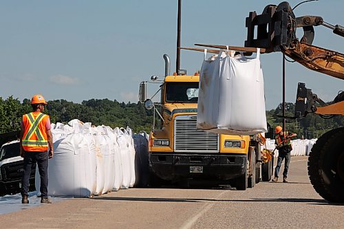 08072026
Workers install super sandbags along the southbound lanes of First Street North by Dinsdale Park in Brandon on Wednesday to create a dike as part of flood preparations. (Tim Smith/The Brandon Sun)
