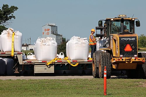 08072026
Workers install super sandbags along the southbound lanes of First Street North by Dinsdale Park in Brandon on Wednesday to create a dike as part of flood preparations. (Tim Smith/The Brandon Sun)