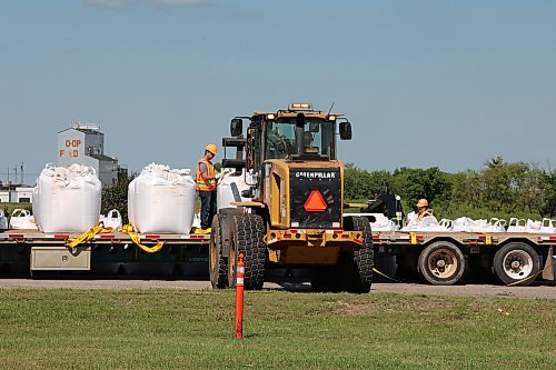08072026
Workers install super sandbags along the southbound lanes of First Street North by Dinsdale Park in Brandon on Wednesday to create a dike as part of flood preparations. (Tim Smith/The Brandon Sun)