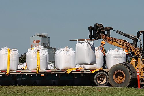 08072026
Workers install super sandbags along the southbound lanes of First Street North by Dinsdale Park in Brandon on Wednesday to create a dike as part of flood preparations. (Tim Smith/The Brandon Sun)
