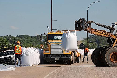 08072026
Workers install super sandbags along the southbound lanes of First Street North by Dinsdale Park in Brandon on Wednesday to create a dike as part of flood preparations. (Tim Smith/The Brandon Sun)
