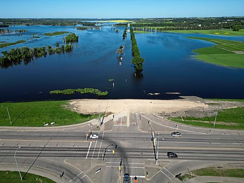12072026
Trees line the submerged Grand Valley Road west of 18th Street on Sunday as the rising Assiniboine River floods the valley. (Tim Smith/The Brandon Sun)
default