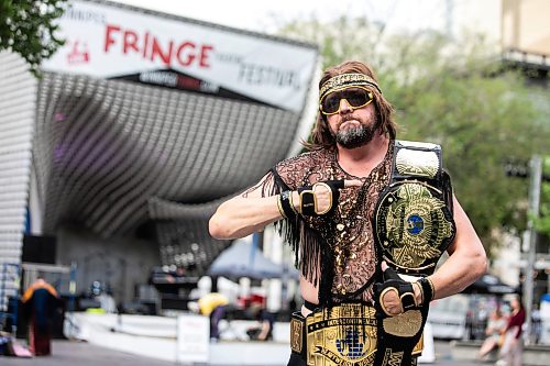 MIKAELA MACKENZIE / FREE PRESS
Geoff Hughes, who is portraying Macho Man Randy Savage in a fringe production, at Old Market Square on Thursday, July 17, 2025.
For Saturday freelance story.
Winnipeg Free Press 2025