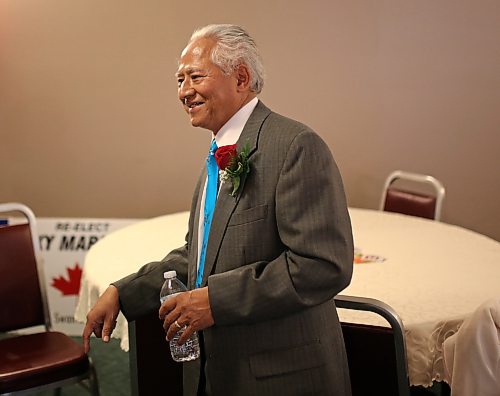 Independent candidate Inky Mark talks with supporters at his campaign party headquarters in Dauphin while waiting for federal election results to be announced in 2015. (Tim Smith/Brandon Sun files)