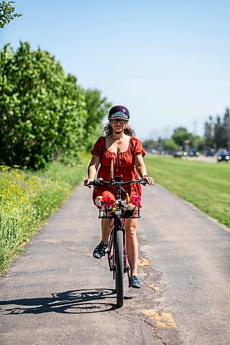 MIKAELA MACKENZIE / FREE PRESS
Patty Wiens, bike mayor of Winnipeg, with her e-bike on the NorthEast Pioneers Greenway on Monday, July 13, 2026.
For Zoe story.
Free Press 2026