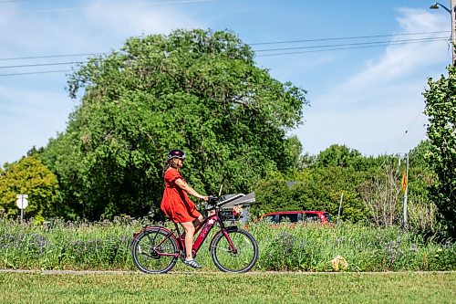 MIKAELA MACKENZIE / FREE PRESS
Patty Wiens, bike mayor of Winnipeg, with her e-bike on the NorthEast Pioneers Greenway on Monday, July 13, 2026.
For Zoe story.
Free Press 2026