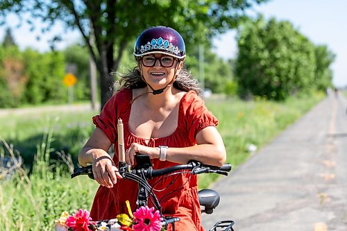 MIKAELA MACKENZIE / FREE PRESS
Patty Wiens, bike mayor of Winnipeg, with her e-bike on the NorthEast Pioneers Greenway on Monday, July 13, 2026.
For Zoe story.
Free Press 2026