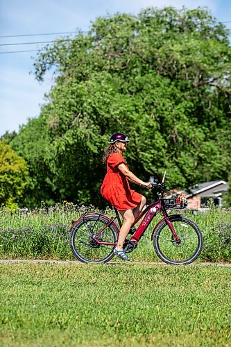 MIKAELA MACKENZIE / FREE PRESS
Patty Wiens, bike mayor of Winnipeg, with her e-bike on the NorthEast Pioneers Greenway on Monday, July 13, 2026.
For Zoe story.
Free Press 2026