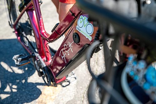 MIKAELA MACKENZIE / FREE PRESS
Patty Wiens, bike mayor of Winnipeg, with her e-bike on the NorthEast Pioneers Greenway on Monday, July 13, 2026.
For Zoe story.
Free Press 2026