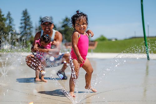 MIKE DEAL / FREE PRESS
Joannes Mendivil and his two daughters, Pia, 2, and Paula, 1, take advantage of the cool water at the Maples Spray Pad Monday afternoon.
Reporter: Tiago Resko
260713 - Monday, July 13, 2026.
