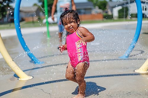 MIKE DEAL / FREE PRESS
Joannes Mendivil and his two daughters, Pia, 2, and Paula, 1, take advantage of the cool water at the Maples Spray Pad Monday afternoon.
Reporter: Tiago Resko
260713 - Monday, July 13, 2026.