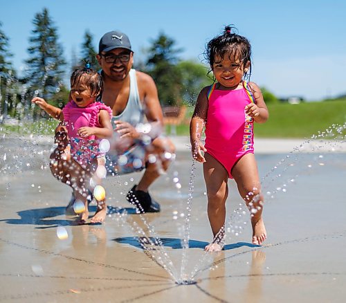 MIKE DEAL / FREE PRESS
Joannes Mendivil and his two daughters, Pia, 2, and Paula, 1, take advantage of the cool water at the Maples Spray Pad Monday afternoon.
Reporter: Tiago Resko
260713 - Monday, July 13, 2026.