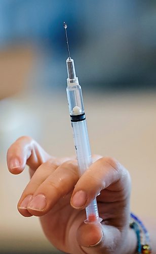 JOHN WOODS / FREE PRESS
A person draws Naloxone into a syringe as Victor Mondaca presents and demonstrates the administration of Naloxone for drug poisoning during a workshop at Transcona Library Monday, July 14, 2026. 

reporter: tiago