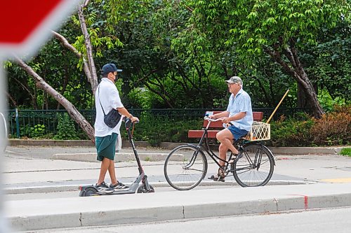 MIKE DEAL / FREE PRESS
An E-scooter rider makes their way along Assiniboine Avenue Tuesday afternoon.
On the rise of e-bikes and scooters in Winnipeg and how the city/province plans to regulate them.
Reporter: Zoe Pierce
260707 - Tuesday, July 07, 2026.