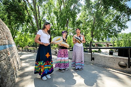 MIKAELA MACKENZIE / FREE PRESS
Aliyah Yellowback (left), Alexis Ironwing and Paityn Wilson with their hand drums at The Forks on Monday, July 13, 2026. Theyղe part of a new all-girls Indigenous drum group started out of St. John's High School, known as Niighani Bezhew (Leading Lynx in Anishinaabemowin).
For Maggie story.
Free Press 2026