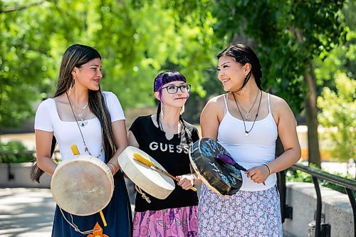 MIKAELA MACKENZIE / FREE PRESS
	
Aliyah Yellowback (left), Alexis Ironwing and Paityn Wilson with their hand drums at The Forks on Monday, July 13, 2026. Theyղe part of a new all-girls Indigenous drum group started out of St. John's High School, known as Niighani Bezhew (Leading Lynx in Anishinaabemowin).

For Maggie story.
Free Press 2026