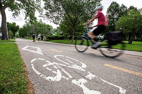 MIKAELA MACKENZIE / FREE PRESS
An e-bike on the bike path along Assiniboine Avenue on Friday, July 17, 2026.
For front & centre story.
Free Press 2026