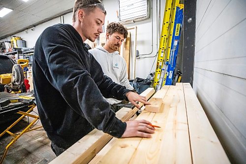 MIKAELA MACKENZIE / FREE PRESS
Fast Track participant Brett Bridal (left) works on making a picnic table with Jacob Loewenճ help on Thursday, July 16, 2026.
For Zoe story.
Free Press 2026