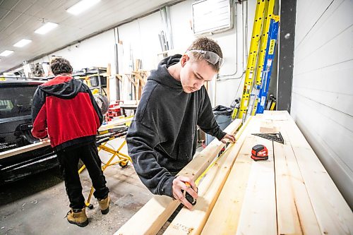 MIKAELA MACKENZIE / FREE PRESS
	
Fast Track participants Chad Anderson (left) and Brett Bridal work on making a picnic table on Thursday, July 16, 2026. 

For Zoe story.
Free Press 2026