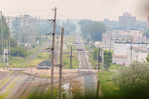 MIKE DEAL / FREE PRESS
The smokey view from the top of Garbage Hill in Westview Park looking south along the rail lines showing traffic crossing Sargent Avenue, Ellice Avenue and St. Matthews Avenue in Winnipeg. The smoke is caused by forest fires in Northwestern Ontario and poor air quality has been forecast, so, people with health risks should limit their time outdoors.
260717 - Friday, July 17, 2026.
