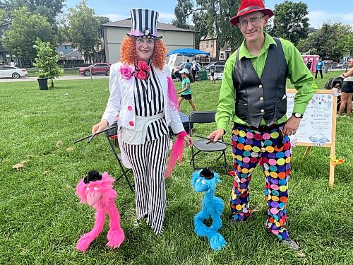 ZOE PIERCE / FREE PRESS
Angelina Temple and Gregory Unger of Cooks Creek are 'Lalas Littles' and performed puppet story time for kids at Saturday's event.