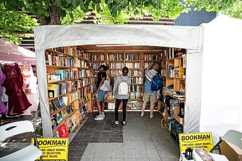 MIKAELA MACKENZIE / FREE PRESS
John Thompsonճ Fringe Festival Bookman stand on Friday, July 17, 2026.
For Ben W story.
Free Press 2026