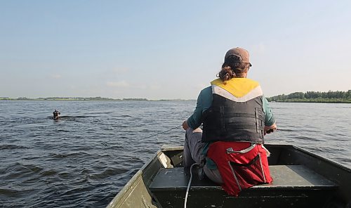 Austin Los of AAE Tech Services holds a rope connected to a diver in order to communicate with the diver using tugs about how to tighten or loosen a bubbler on the lakebed. (Connor McDowell/The Brandon Sun)