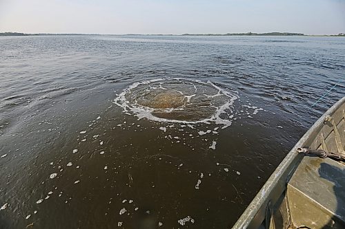 A pattern forms on the surface of Shoal Lake after a bubbler is adjusted to release more air. (Connor McDowell/The Brandon Sun)