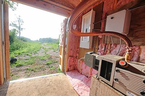 A shed on the shore of Shoal Lake houses pump and air compressor equipment used to power underwater bubblers about 100 yards into the lake. (Connor McDowell/The Brandon Sun)