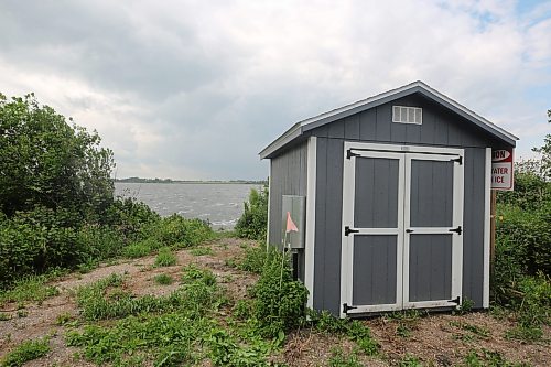 A shed on the shore of Shoal Lake houses pump and air compressor equipment used to power underwater bubblers about 100 yards into the lake. (Connor McDowell/The Brandon Sun)