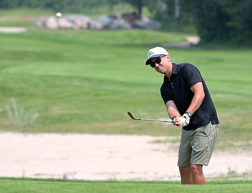 Doug Penner pitches a ball onto the 15th green. (Thomas Friesen/The Brandon Sun)