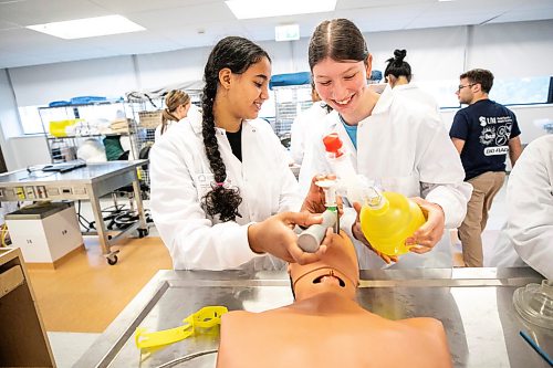 MIKAELA MACKENZIE / FREE PRESS
Joury Sheta (left) and Maria Farkas Freitas do a simulation of adding an artificial airway at the Biomedical Youth Program Summer Camp at the University of Manitoba Rady faculty of health sciences on Wednesday, July 22, 2026.
Standup.
Free Press 2026