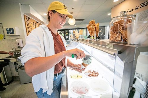 MIKAELA MACKENZIE / FREE PRESS
Co-owner Teri-Lynn Friesen scoops mint chocolate ice creamʡt Fete on Tuesday, July 21, 2026.
For AV story.
Free Press 2026
