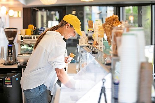 MIKAELA MACKENZIE / FREE PRESS
Co-owner Teri-Lynn Friesen scoops Avaճ cookie butter ice creamʡt Fete on Tuesday, July 21, 2026.
For AV story.
Free Press 2026