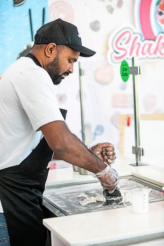 MIKAELA MACKENZIE / FREE PRESS
Co-owner Param Gill makes a Khoya Gulab ice cream at Shake N Rolls on Tuesday, July 21, 2026.
For AV story.
Free Press 2026