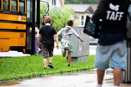 MIKAELA MACKENZIE / FREE PRESS
Kids run through the rain to a bus for an afternoon field trip at the Inner City Youth Alive vacation bible school day camp on Thursday, July 16, 2026.
For Zoe story.
Free Press 2026