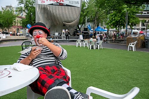BROOK JONES/FREE PRESS
Lauder Charles III who is portraying Sleepy the Clown is pictured having lunch at Old Market Square in Winnipeg, Man., Thursday, July 23, 2026. Charles is a performer at Kids Fringe, which is part of the Winnipeg Fringe Theatre Festival.