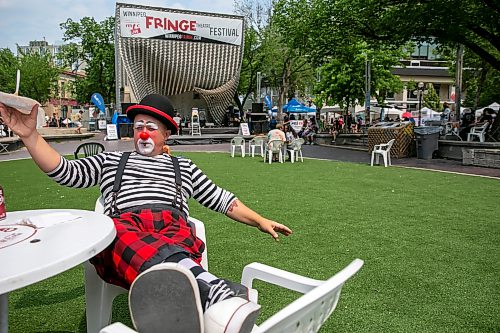 BROOK JONES/FREE PRESS
Lauder Charles III who is portraying Sleepy the Clown is pictured having lunch at Old Market Square in Winnipeg, Man., Thursday, July 23, 2026. Charles is a performer at Kids Fringe, which is part of the Winnipeg Fringe Theatre Festival.